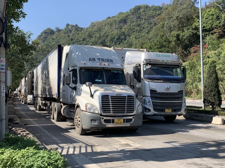 container hang hoa un tac o cua khau lang son, tai xe va vat cho doi hinh anh 6