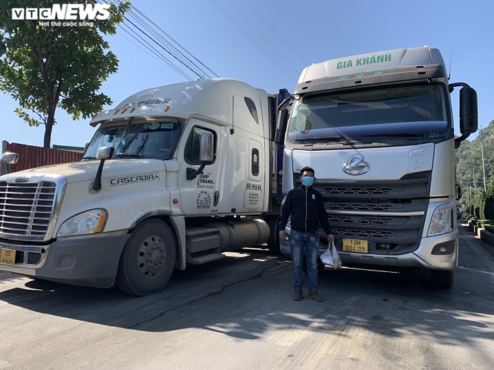 container hang hoa un tac o cua khau lang son, tai xe va vat cho doi hinh anh 7