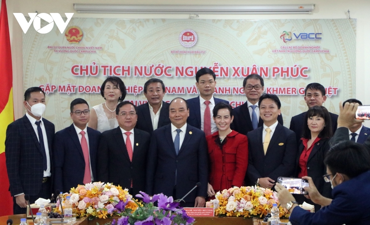 Chủ tịch nước Nguyễn Xuân Phúc gặp mặt 30 doanh nghiệp Việt Nam và doanh nghiệp Khmer gốc Việt tại Vương quốc Campuchia.