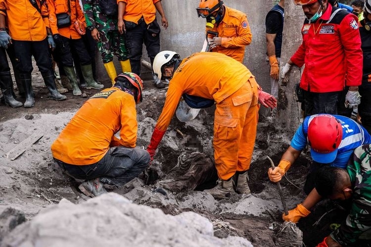 Cứu hộ cứu nạn nạn nhân bị vùi dưới lớp tro nóng. (Nguồn: Kompas)