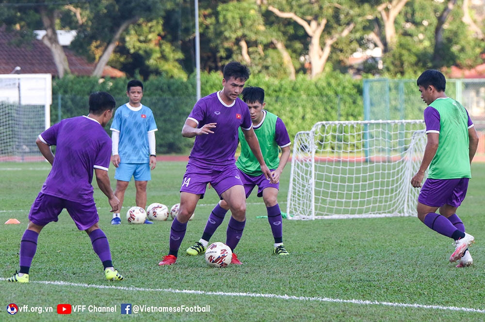 vietnam back training in preparation for indonesia clash picture 10