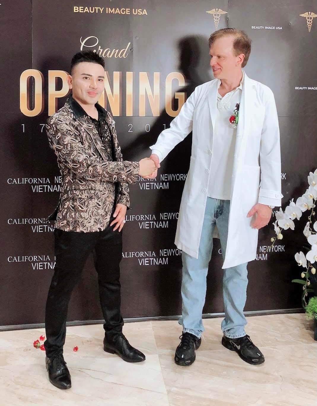 CEO Kevin Nguyễn trong buổi lễ ra mắt Trung tâm làm đẹp Image Beauty tại Việt Nam.