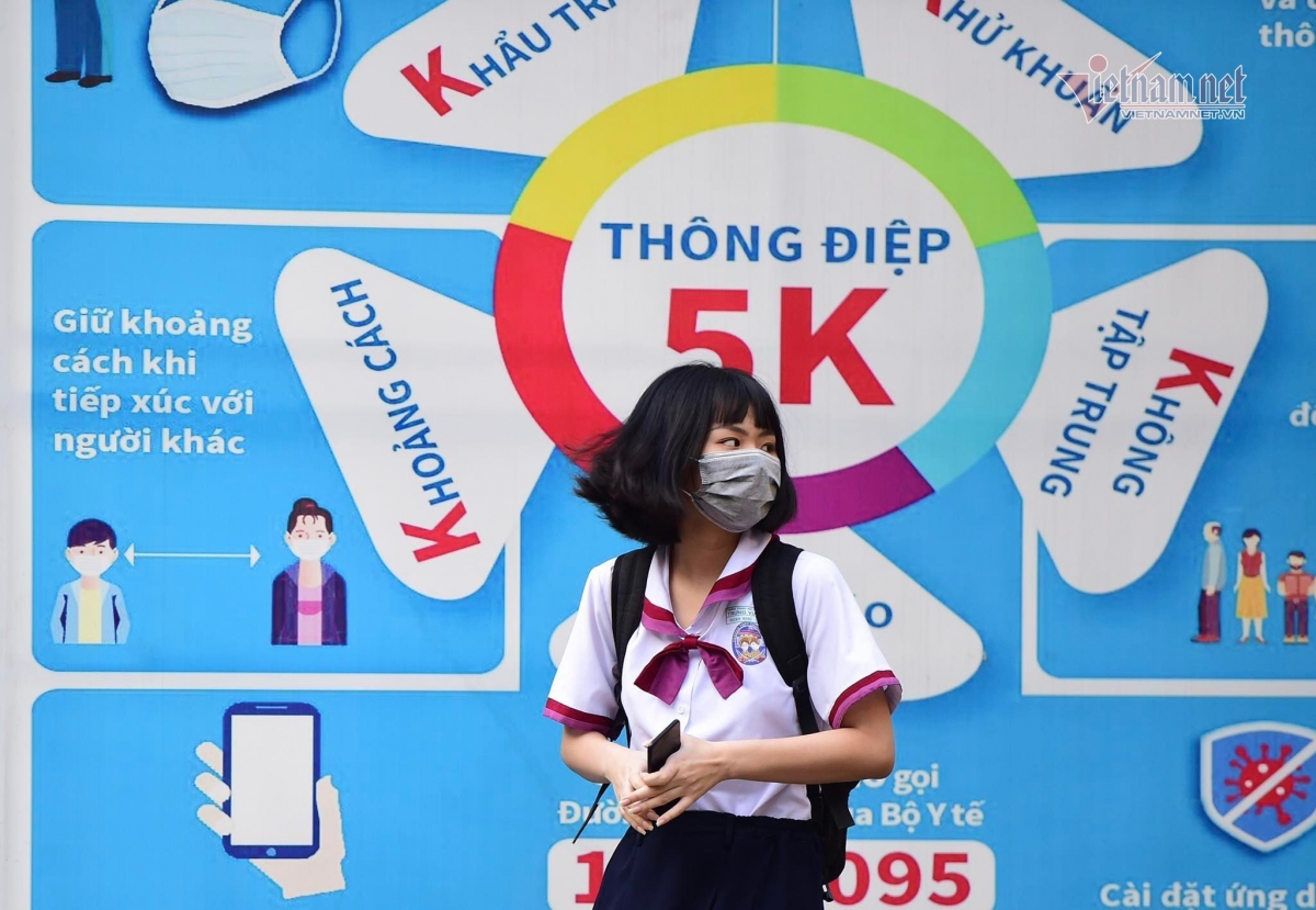 Signboards proclaiming the “5K message” set up at schools remind students about COVID-19 prevention and control measures, though all students and school staff have fully been vaccinated.