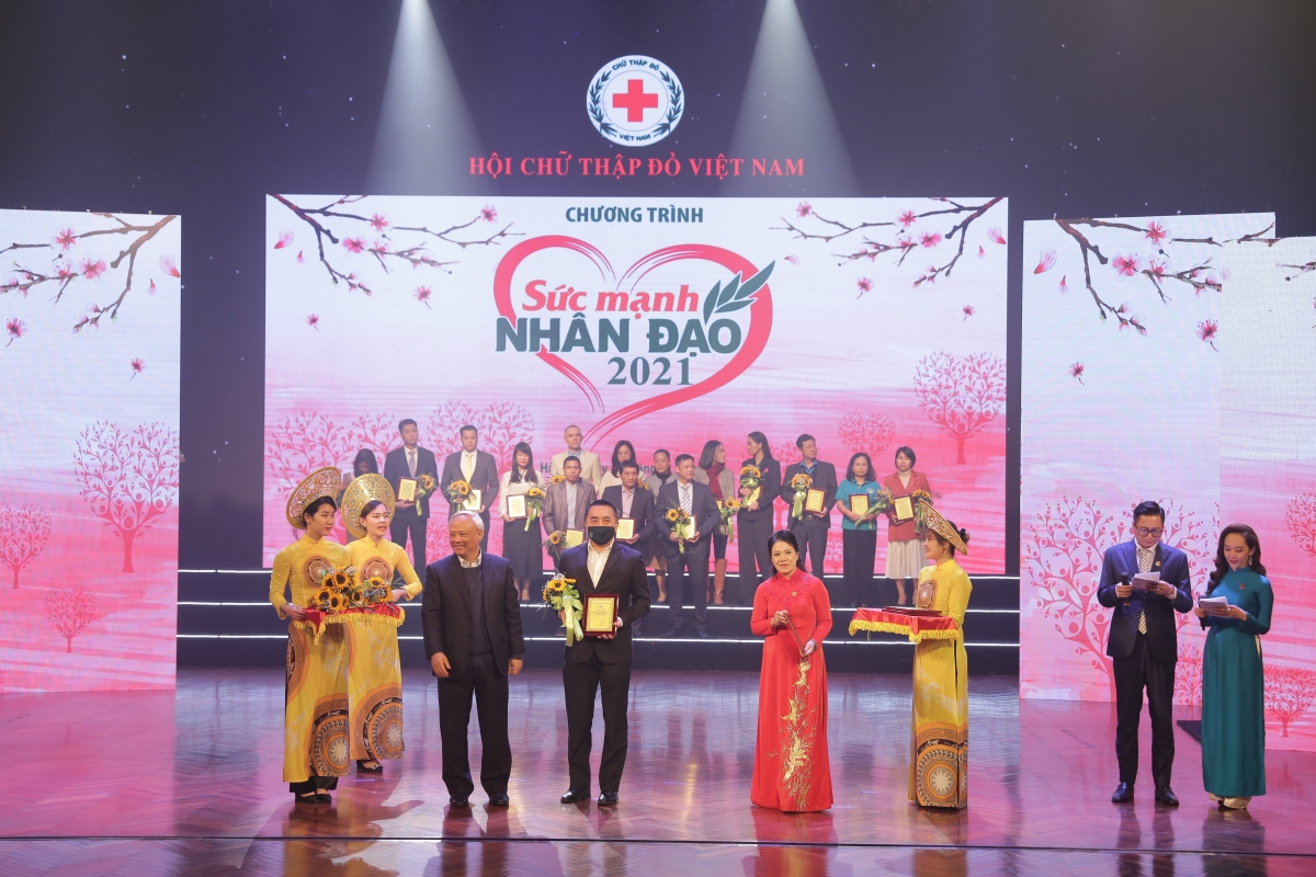 Abbott has been honoured by the National Assembly Vice Chairman Uông Chu Lưu and Red Cross Vietnam Chairwoman Nguyễn Thị Xuân Thu