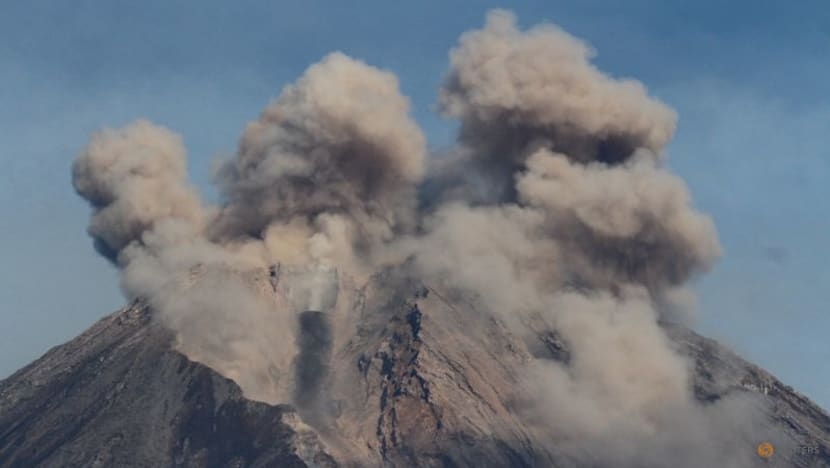 Núi lửa Semeru ở Indonesia phun trào, tạo ra cột tro bụi cao gần ...