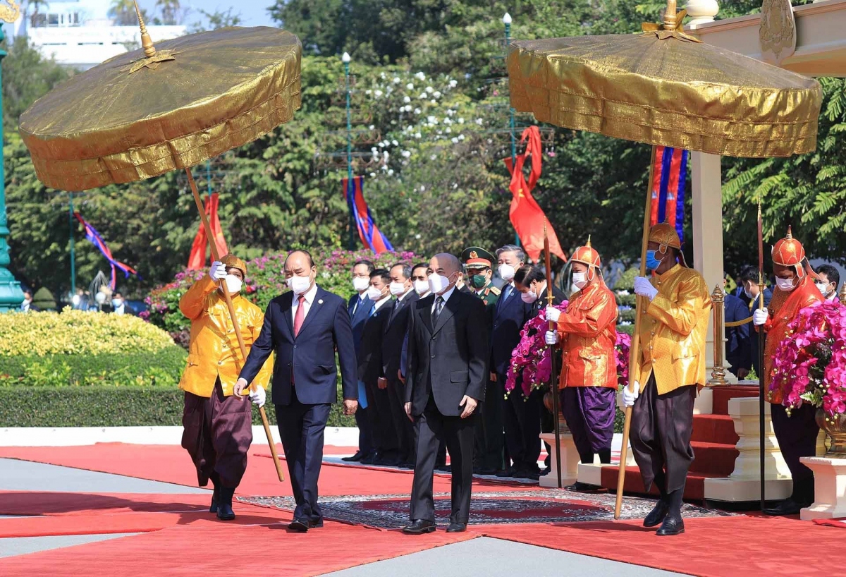King Norodom Sihamony welcomes President Nguyen Xuan Phuc in Phnom Penh. (Photo: VNA)