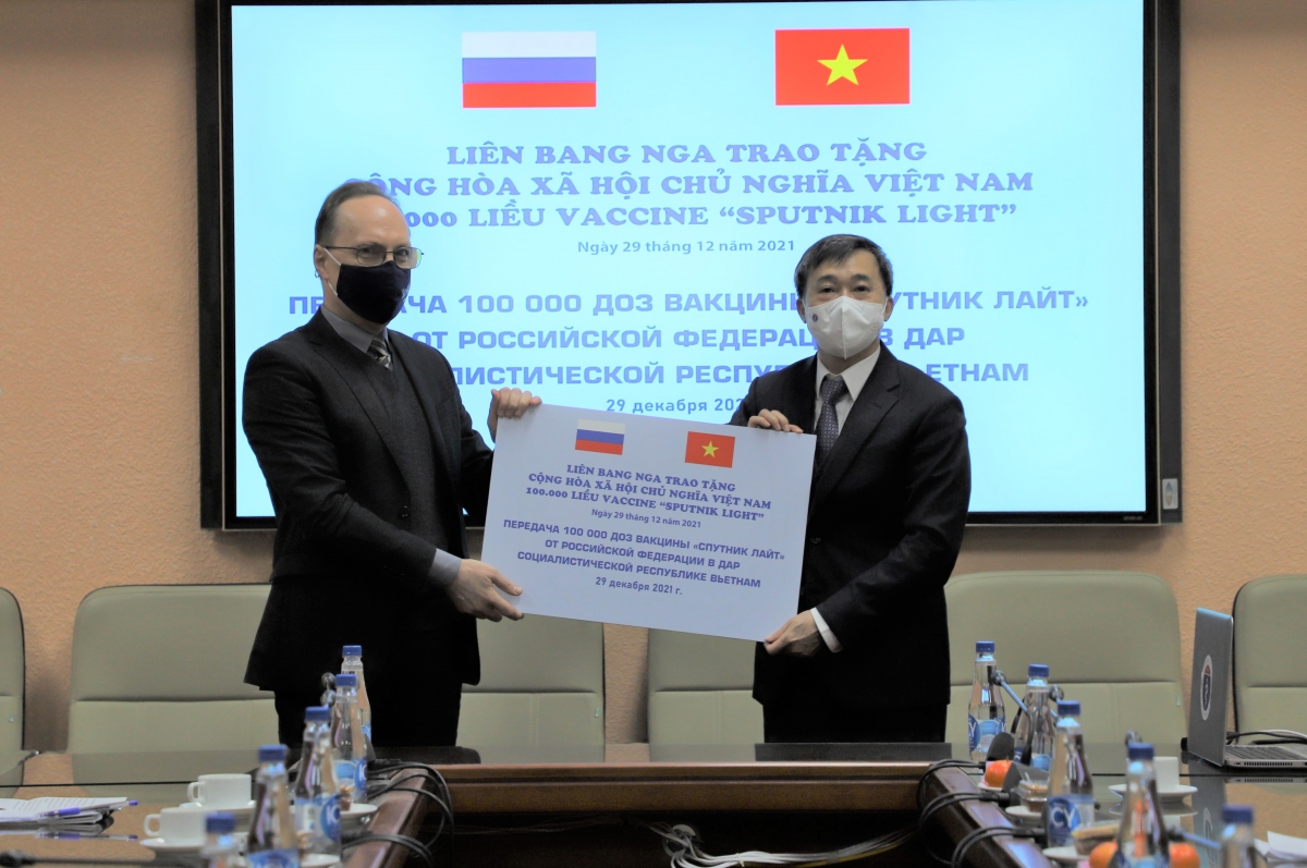 vietnam receives 100,000 sputnik light vaccine doses from russia picture 1