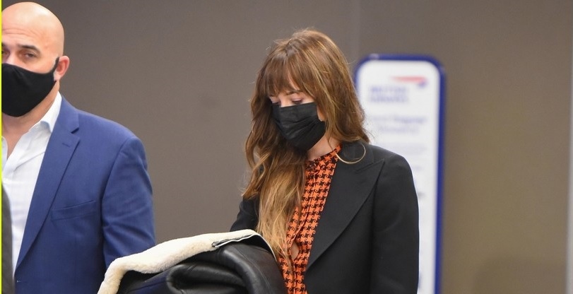 Diễn viên Dakota Johnson tái xuất thanh lịch tại sân bay ở New York