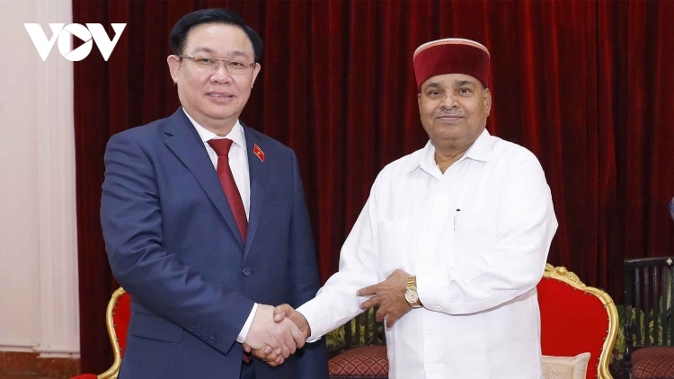 NA Chairman Vuong Dinh Hue (L) meets India’s Karnataka Governor Thawar Chand Gehlot during a visit to the State on December 18. 