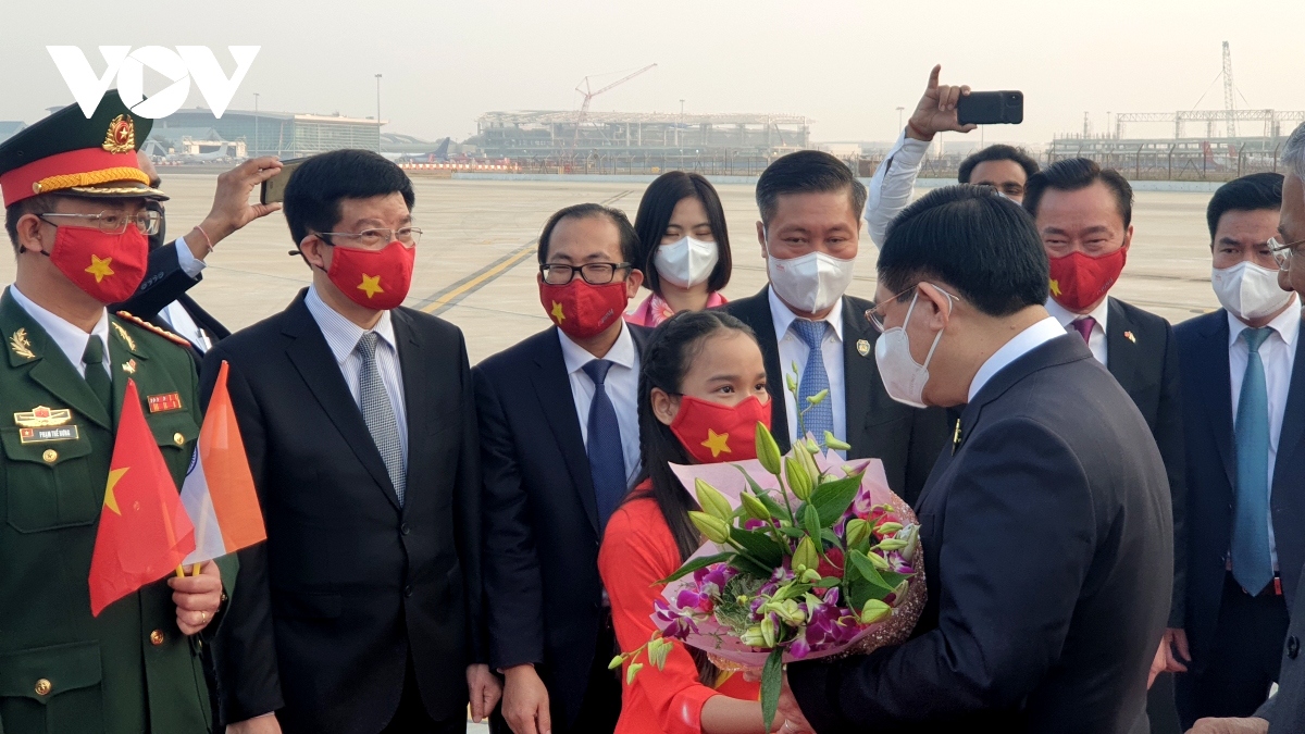 NA Chairman Vuong Dinh Hue is welcomed in New Dehli on December 15.