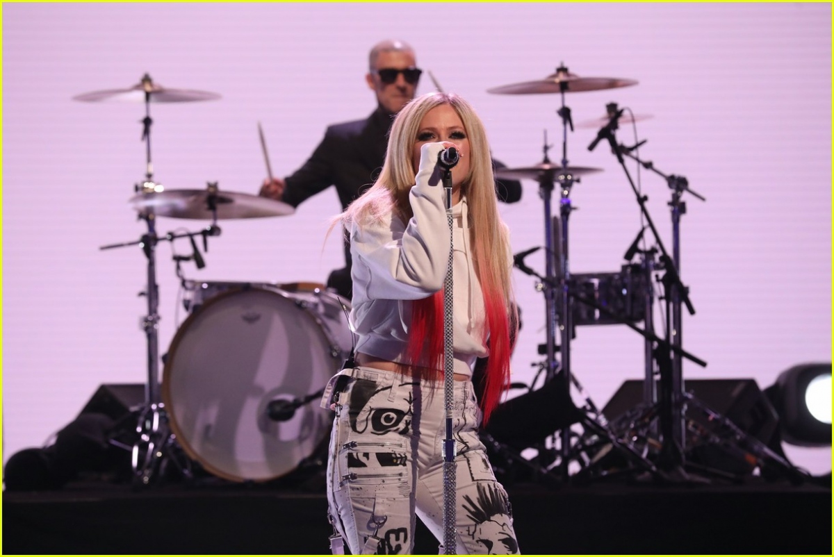 ca si avril lavigne chia se chuyen tinh cam trong the ellen degeneres show hinh anh 5