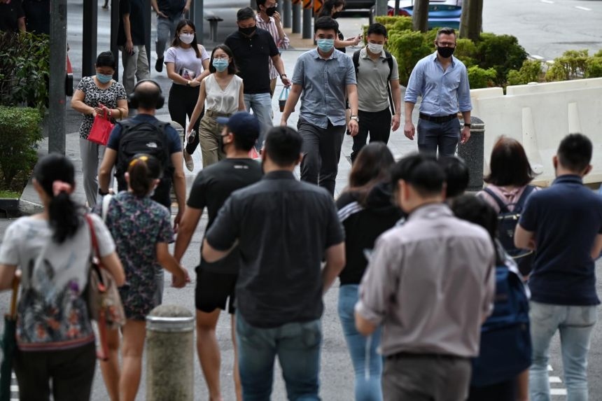 Người dân Singapore đi lại trên đường phố. Ảnh: Straits Times