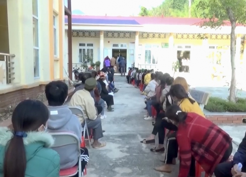 Người dân xã Huy Bắc, huyện Phù Yên xếp hàng chờ tiêm vaccine ngừa Covid-19.