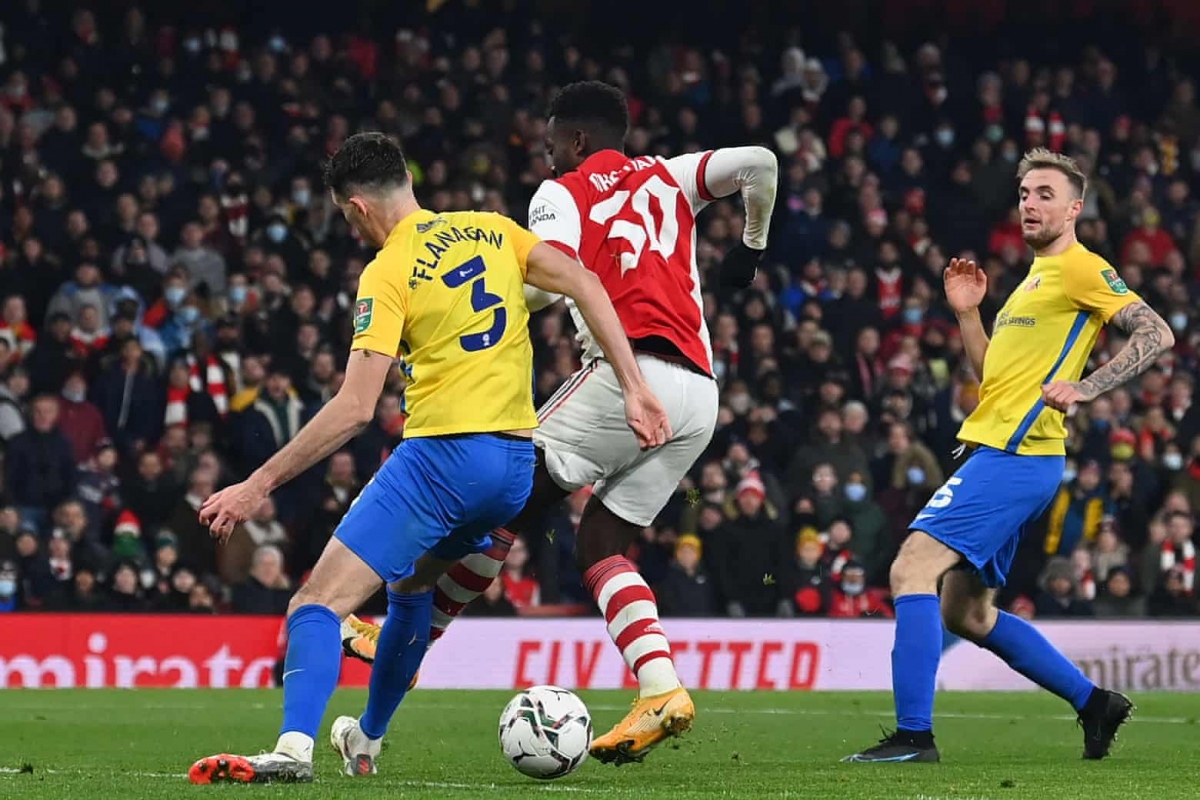 Nketiah đánh gót ghi bàn điệu nghệ. (Ảnh: Getty)