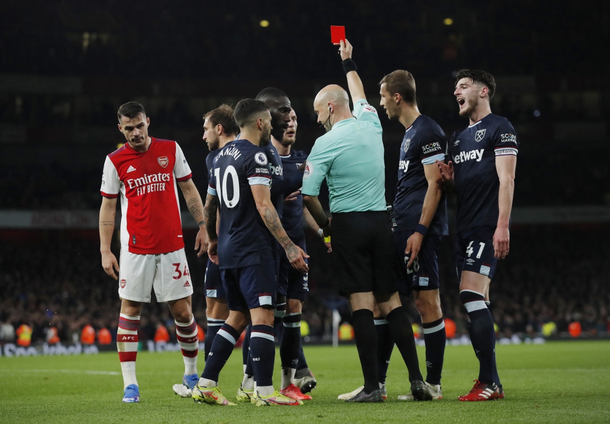 Vladimir Coufal phải nhận thẻ vàng thứ 2 và bị truất quyền thi đấu sau pha phạm lỗi này còn West Ham phải chịu quả phạt đền.