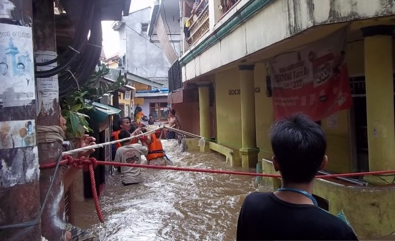 indonesia chong choi voi lu lut khi thoi tiet khac nghiet tan cong khu vuc hinh anh 1