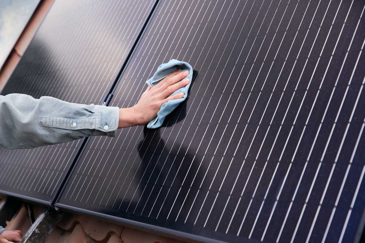 Sử dụng năng lượng tái tạo như pin mặt trời là giải pháp bền vững cho các cơ sở lưu trú. Nguồn: Booking