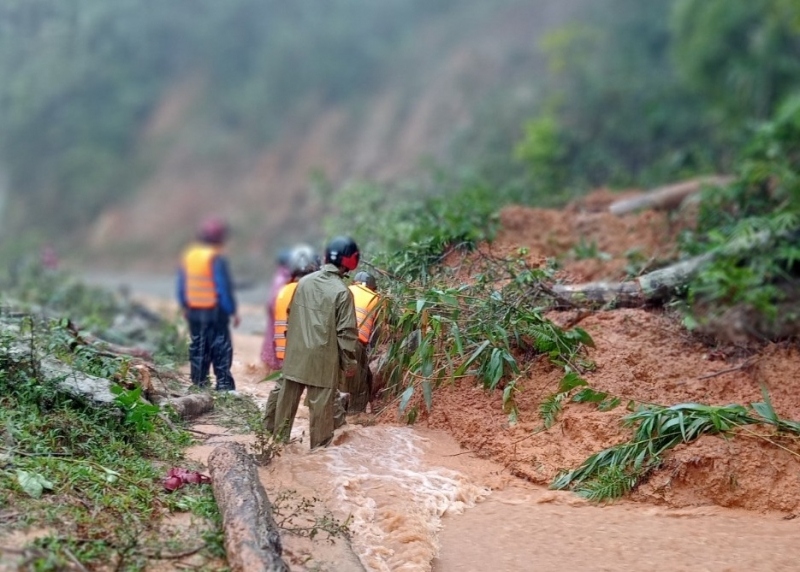 luc luong vu trang binh Dinh giup dan khac phuc hau qua mua lu hinh anh 6