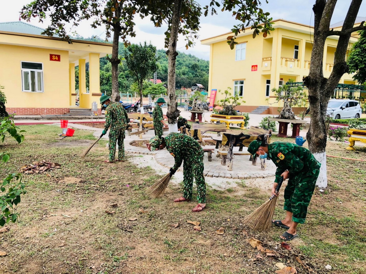 Bộ đội Biên phòng vệ sinh cảnh quan đơn vị chào mừng sự kiện Giao lưu hữu nghị Quốc phòng biên giới Việt Nam- Lào