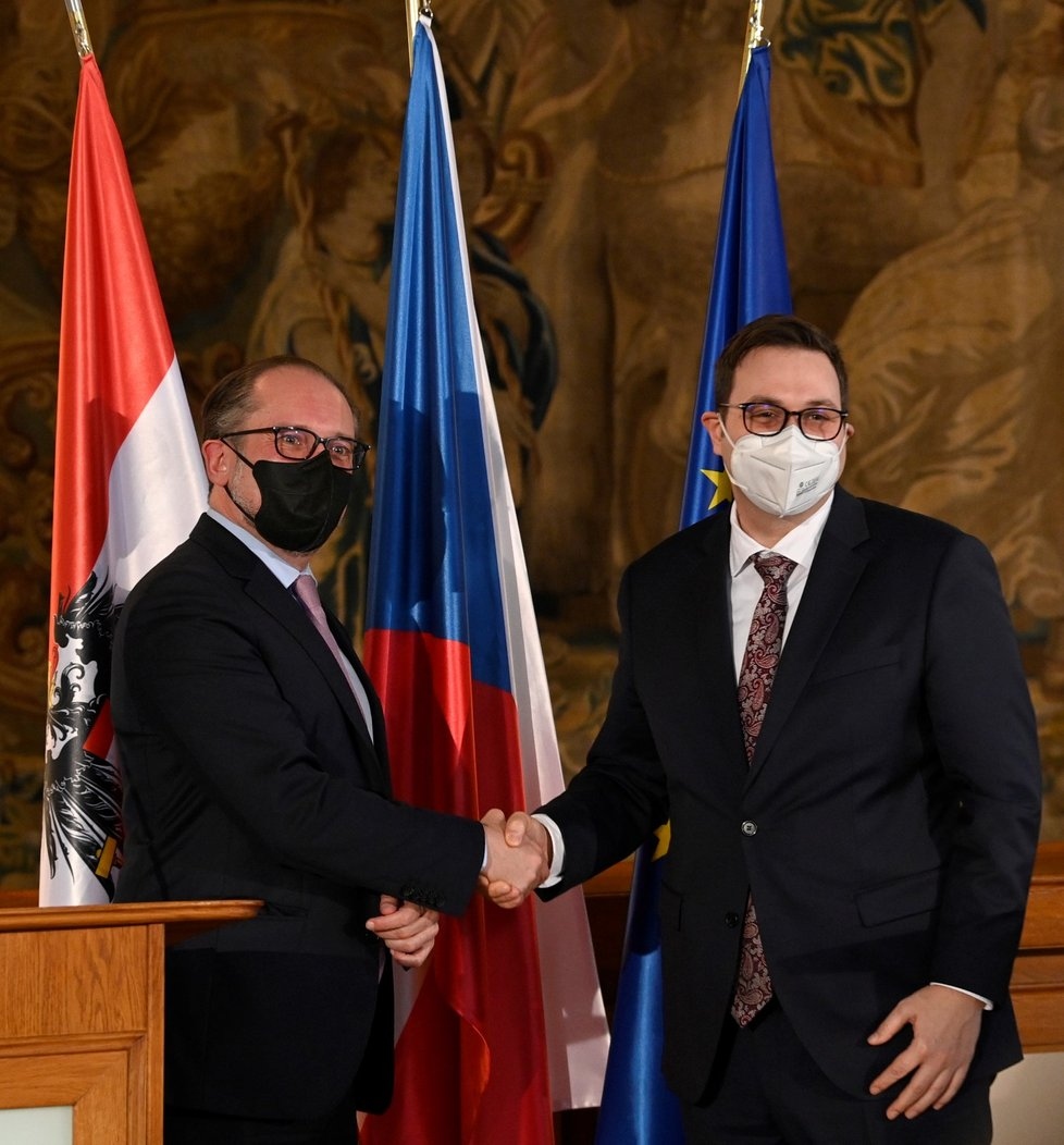 Bộ trưởng Ngoại giao Séc Jan Lipavsky (phải) và Bộ trưởng phụ trách các vấn đề châu Âu và quốc tế của Áo Alexander Schallenberg tại cuộc họp báo chung.