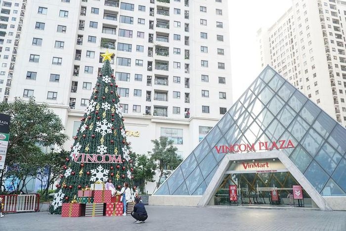 giant christmas trees bring festive cheer to streets of hanoi picture 1