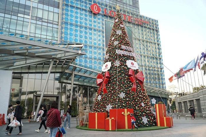 giant christmas trees bring festive cheer to streets of hanoi picture 3