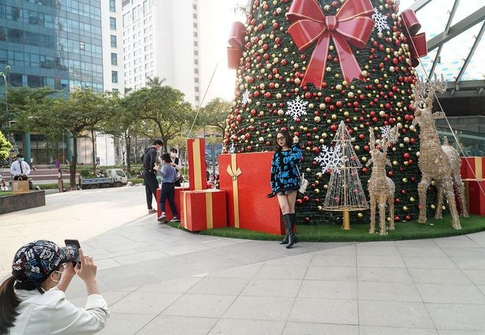 giant christmas trees bring festive cheer to streets of hanoi picture 5
