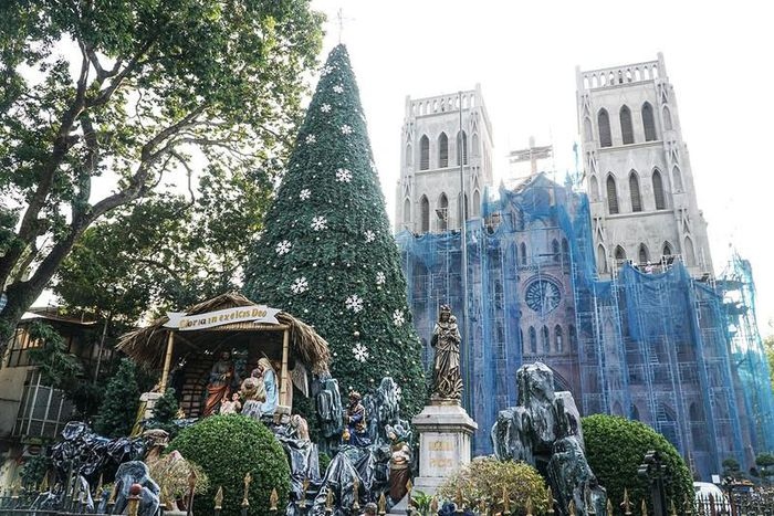 giant christmas trees bring festive cheer to streets of hanoi picture 8