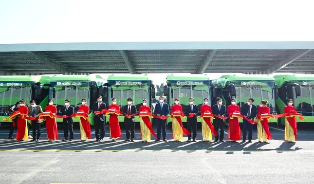 Hanoi welcomes the official launch of the first electric bus route on December 2.
