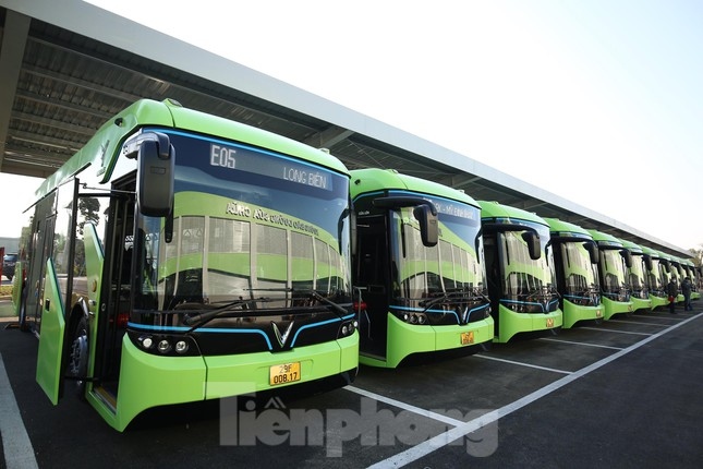 environmentally friendly vinbus vehicles roll onto hanoi s road picture 2