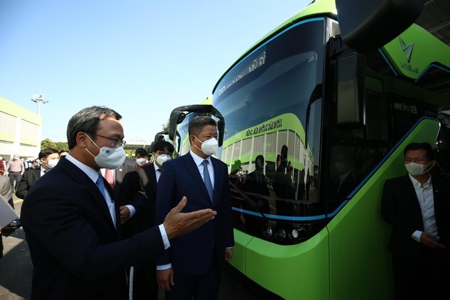 Nguyen Manh Quyen, vice chairman of Hanoi’s authorities, says the first 48 electric buses will serve to contribute to building a green-friendly environment in the capital.