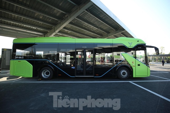 environmentally friendly vinbus vehicles roll onto hanoi s road picture 8