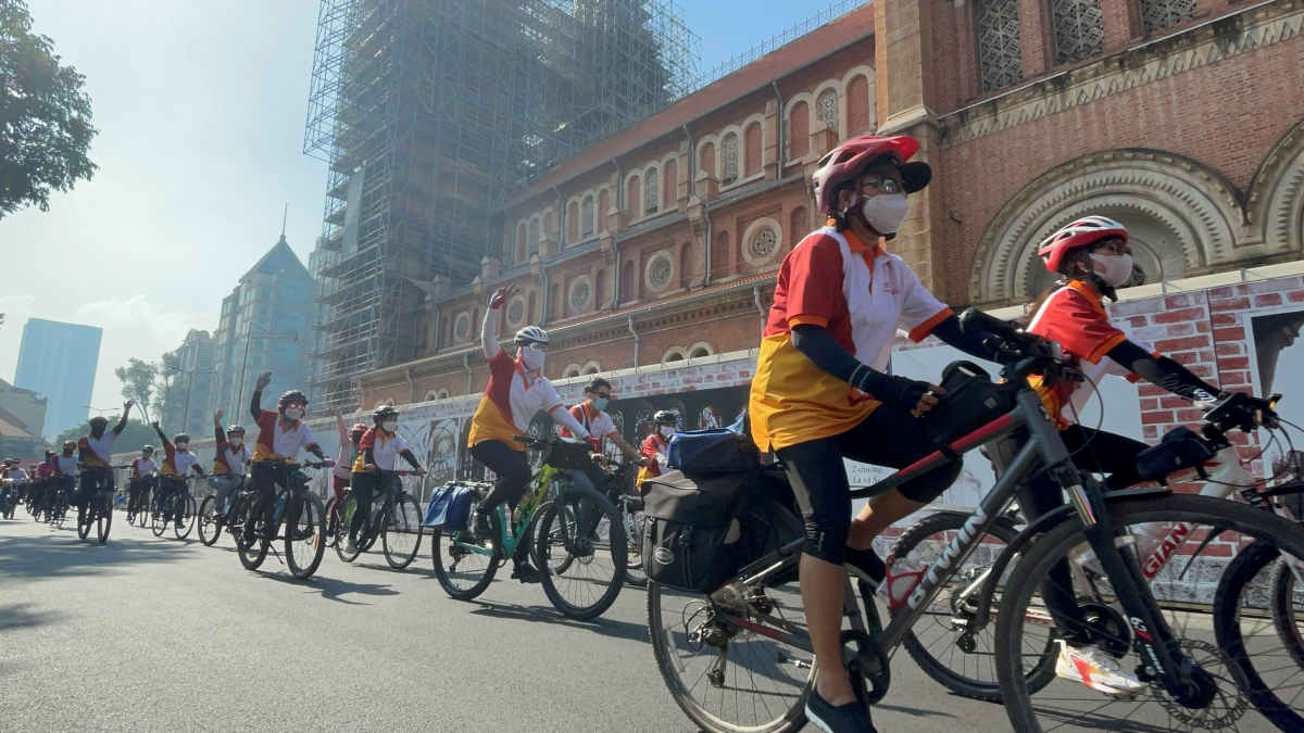 Các đại biểu đã tham gia đạp xe diễu hành như một cách để khởi động lại các hoạt động du lịch của TP.HCM.