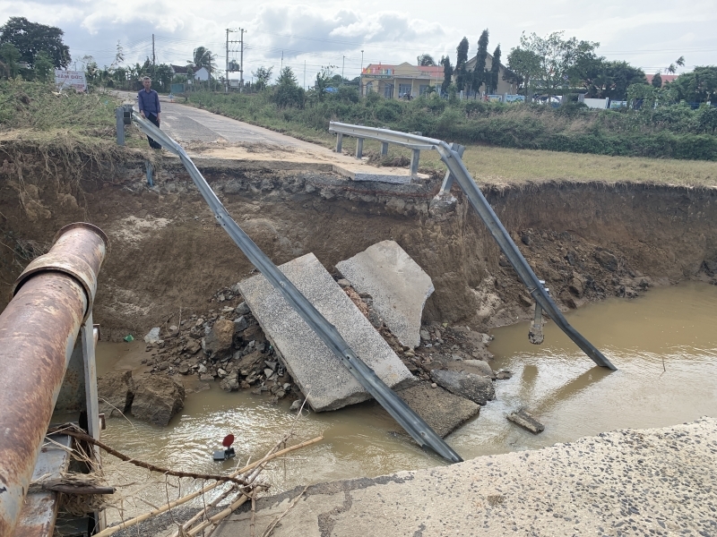 Cầu sập 1 tháng chưa sửa, hàng nghìn hộ dân Đắk Lắk đi lại khó khăn