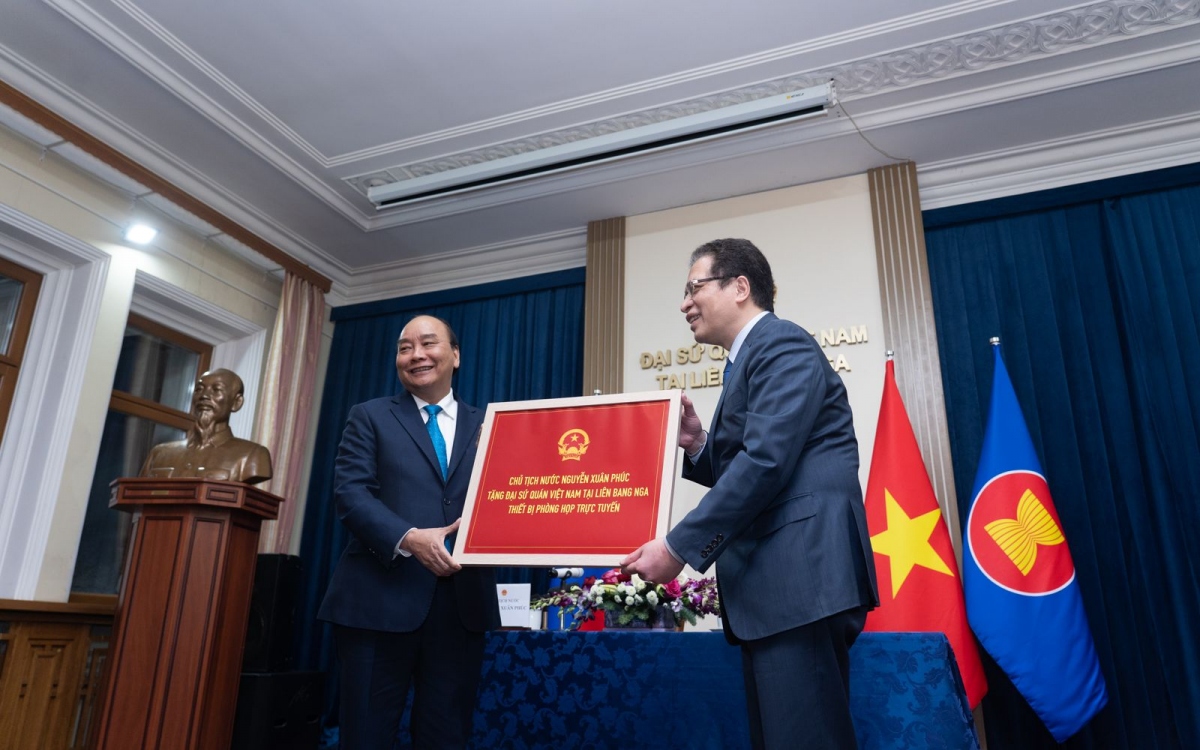 Chủ tịch nước Nguyễn Xuân Phúc tặng quà Đại sứ quán Việt Nam tại LB Nga