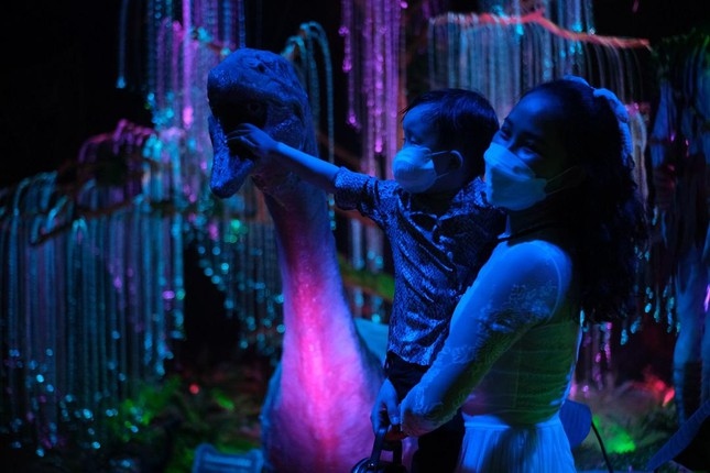 first vietnamese circus makes use of holograms instead of live animals debuts picture 7