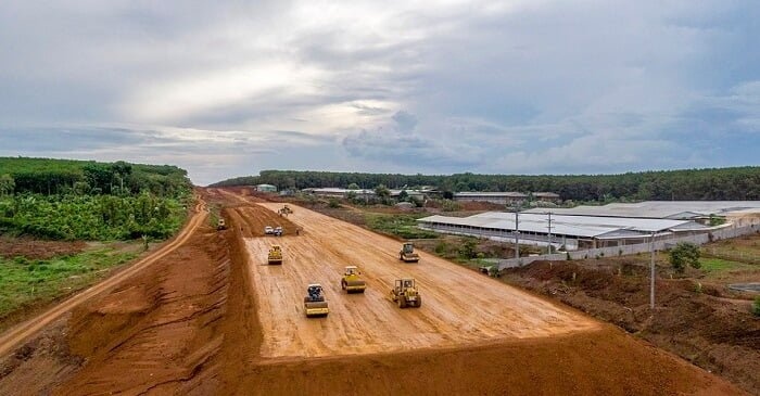 Nhà thầu đang thi công cả Tết trên cao tốc Bắc - Nam đoạn Vĩnh Hảo - Phan Thiết cho kịp tiến độ.