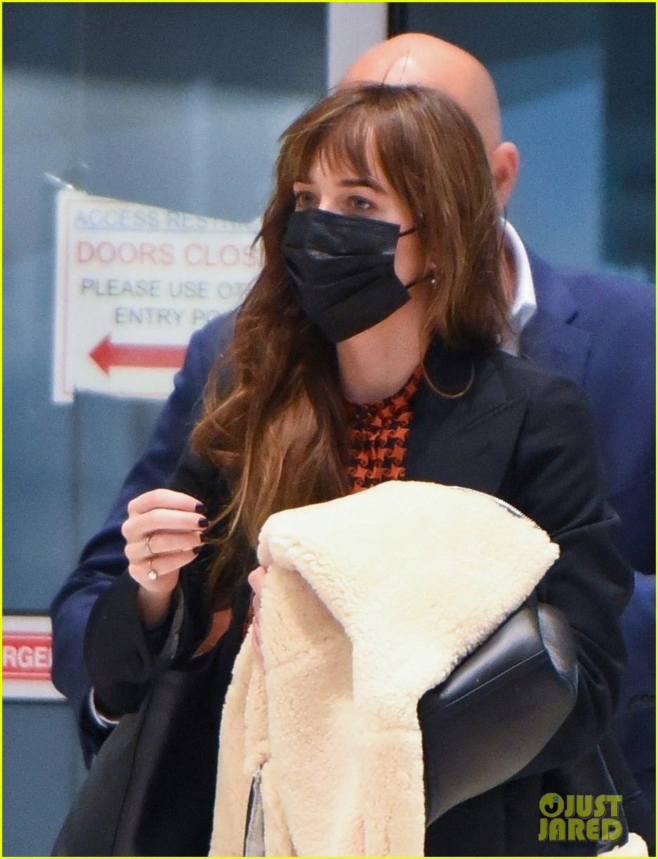 dien vien dakota johnson tai xuat thanh lich tai san bay o new york hinh anh 2