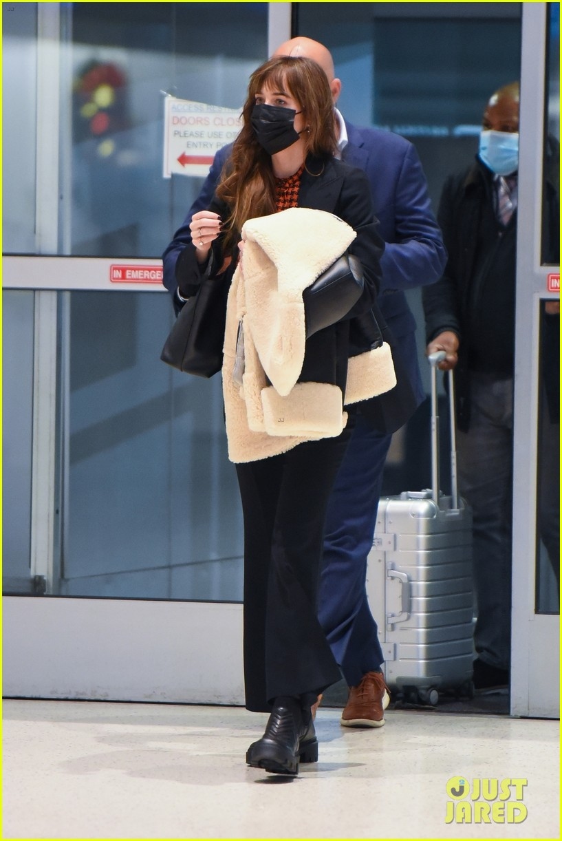 dien vien dakota johnson tai xuat thanh lich tai san bay o new york hinh anh 3