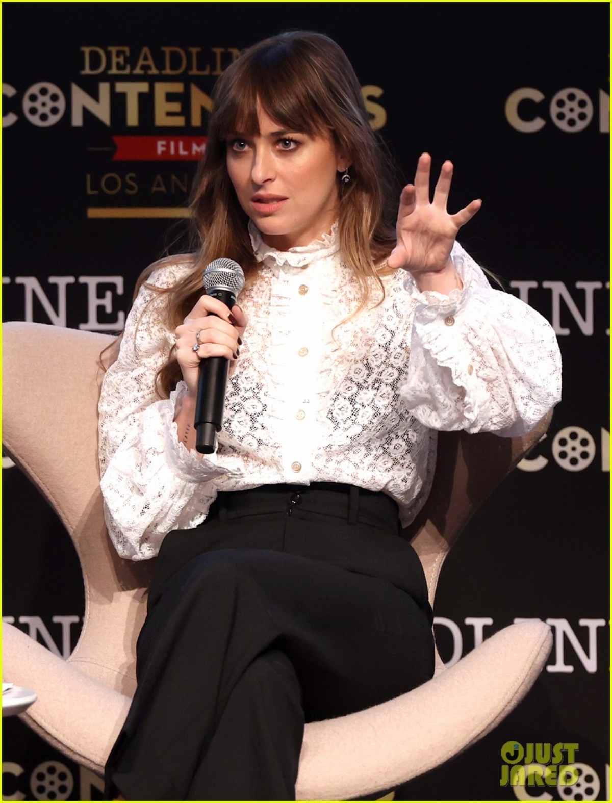 dien vien dakota johnson tai xuat thanh lich tai san bay o new york hinh anh 7