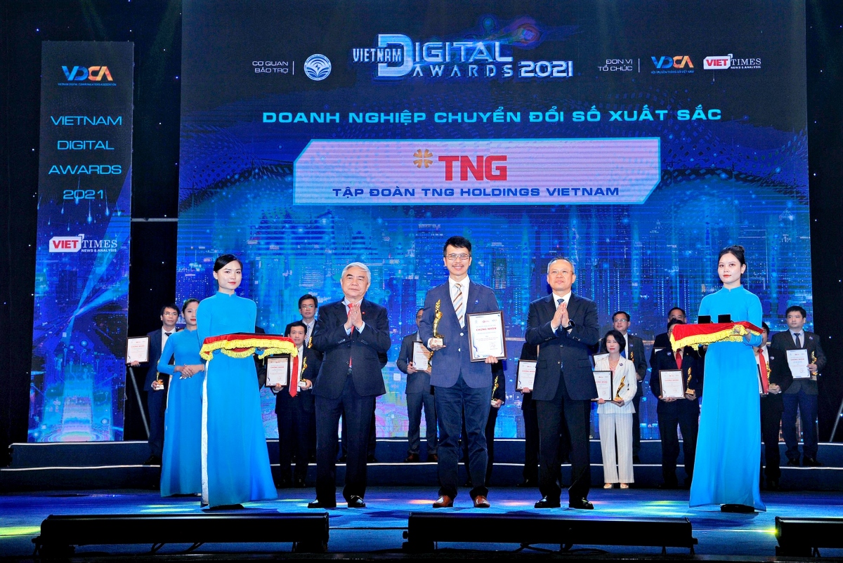 Ông Trần Tuấn Việt – đại diện  TNG Holdings Vietnam nhận giải thưởng.