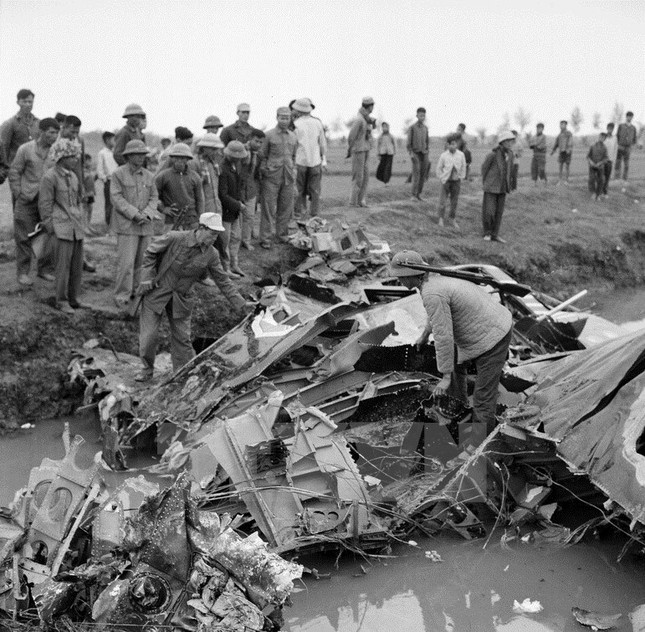 Xác máy bay B-52 bị bắn rơi ngày 21/12/1972. (Ảnh: TTXVN)