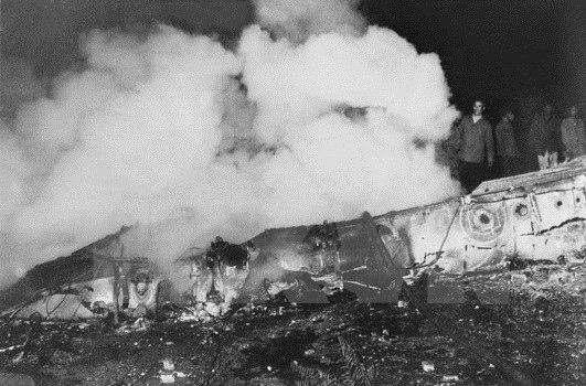 Máy bay B-52 bị bắn rơi đêm 26/12/1972 trên bầu trời Hà Nội. Ảnh: TTXVN