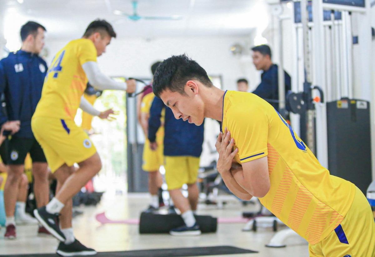 Đỗ Hùng Dũng tích cực tập luyện cùng Hà Nội FC sau khi lỡ hẹn AFF Cup - Ảnh 1.