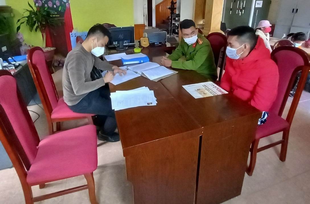 Đối tượng Lê Văn Tuấn (áo đỏ) ra đầu thú tại Cơ quan Công an. (Ảnh: Công an tỉnh Quảng Ninh).