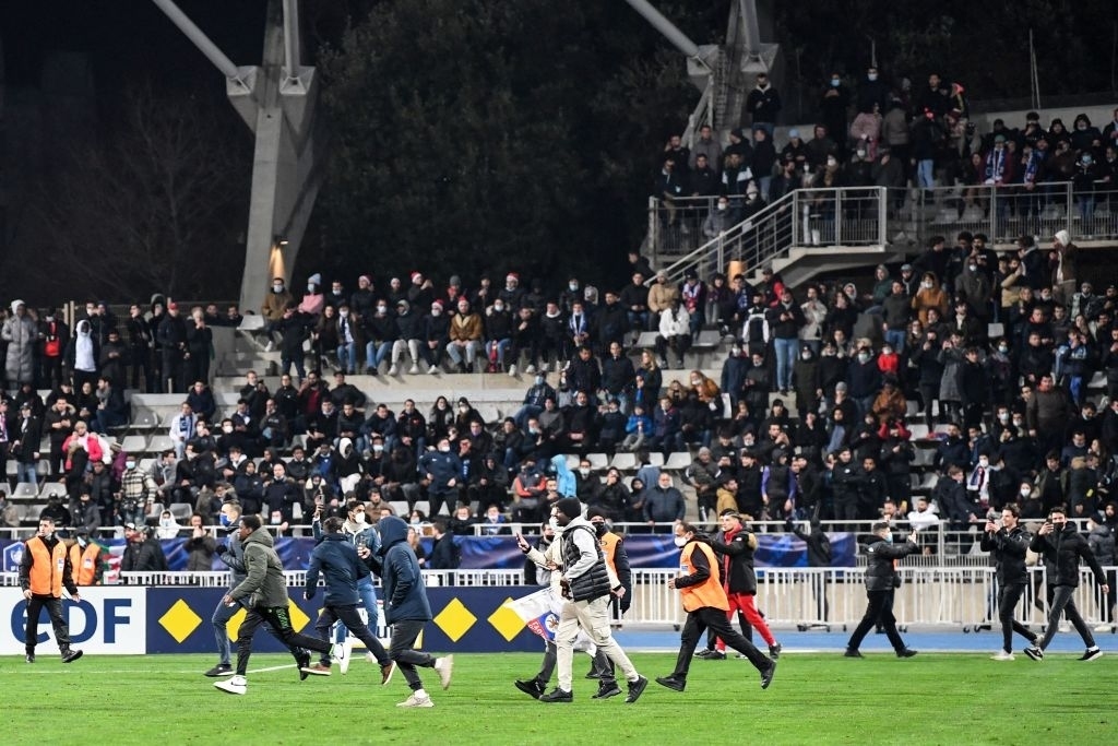 co dong vien do phao sang , tran dau giua paris fc voi lyon bi huy bo hinh anh 3