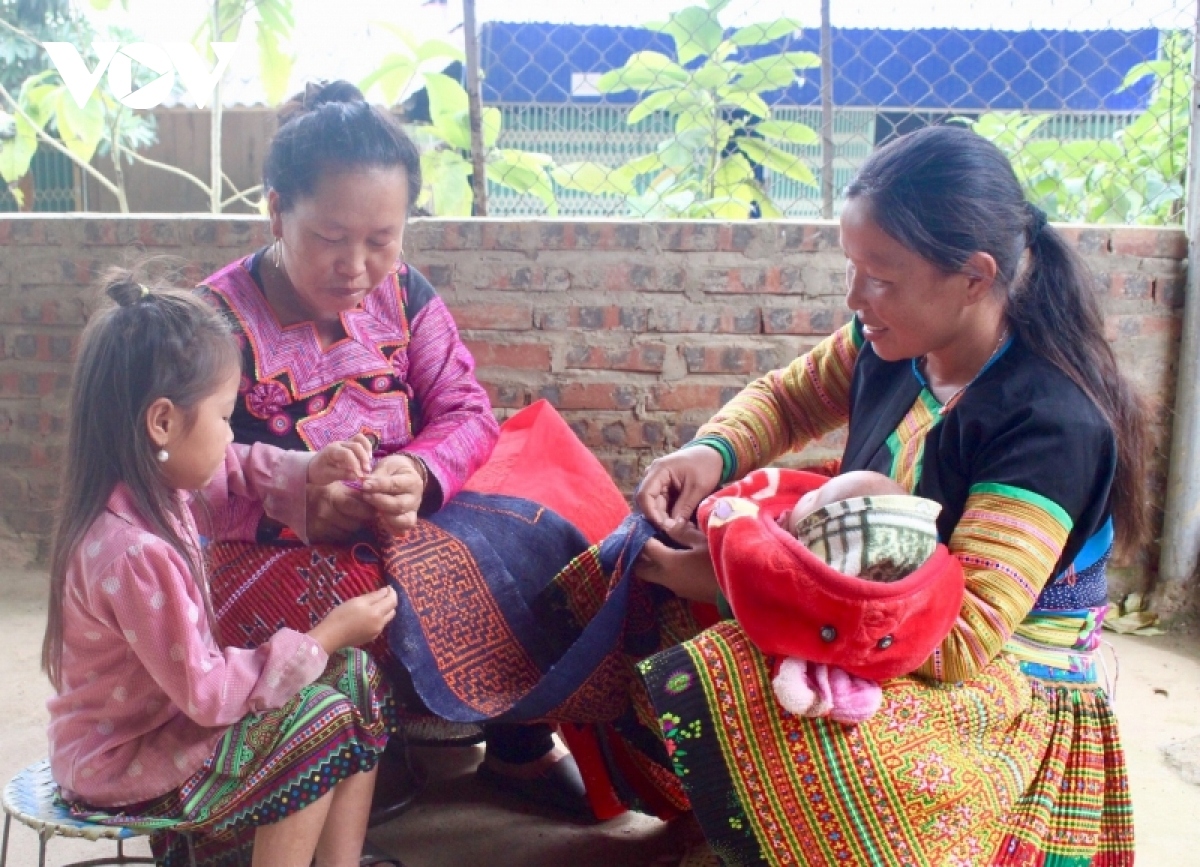 mong ethnic people in son la keep brocade weaving alive picture 1