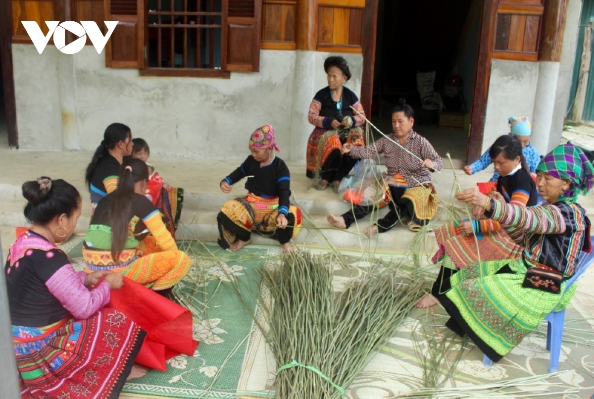 mong ethnic people in son la keep brocade weaving alive picture 5