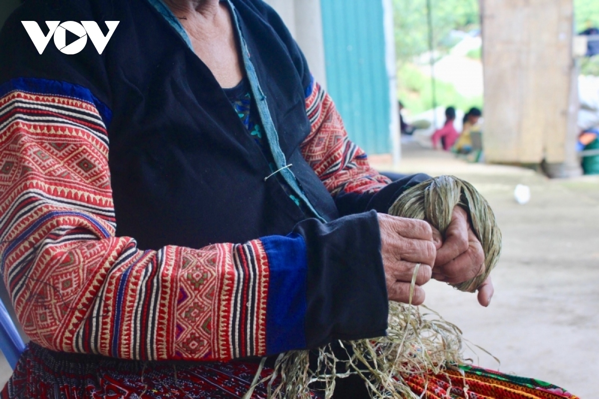 mong ethnic people in son la keep brocade weaving alive picture 6