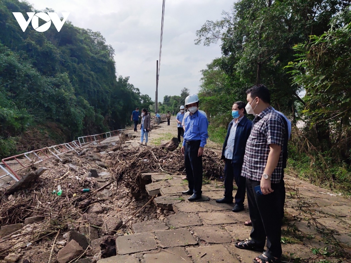 The death toll from the localised flooding in Phu Yen province climbs to five as of the morning of December 2, whilst five other local people are reported to be missing and approximately 3,000 houses have been left in floodwater nearly one-metre deep. A number of local roads have also been damaged, thereby causing difficulties for residents to travel around the area.